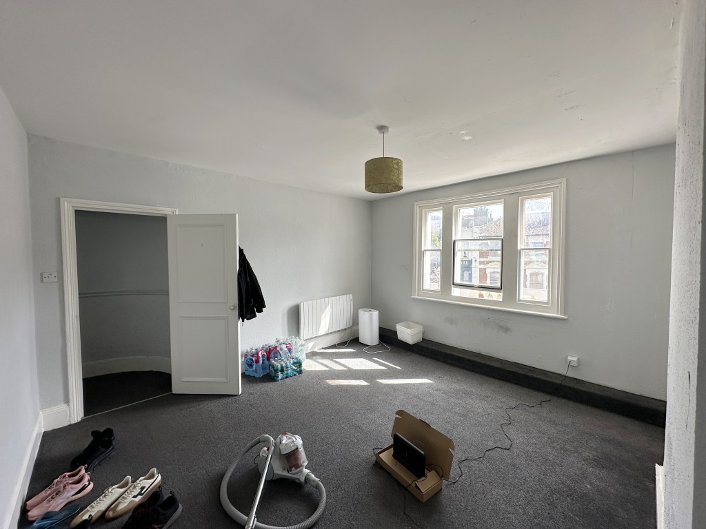 Lot: 79 - MIXED FREEHOLD RESIDENTIAL AND COMMERCIAL INVESTMENT - Flat 2, 56 Kings Road Living Room